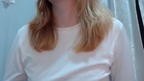 Snapshot of thin33 chatting on February 16, 2:29 am sara online show from February 16, 2:29 am