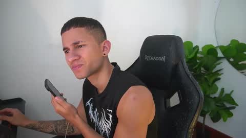 thin_tommy11 online show from December 22, 7:22 pm