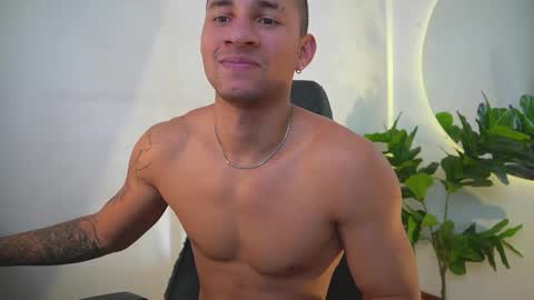 thin_tommy11 online show from April 6, 8:43 pm