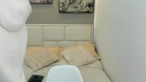 Snapshot of thom_ames chatting on May 29, 11:52 am Thom online show from May 29, 11:52 am