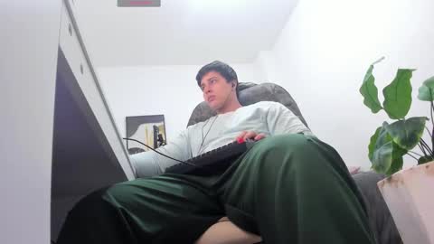 Snapshot of thom_ohtani chatting on November 18, 11:26 pm thom_ohtani online show from November 18, 11:26 pm