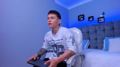 Snapshot of thomas_moon_ chatting on November 26, 12:39 pm Thomas online show from November 26, 12:39 pm