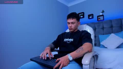 Snapshot of thomas_moon_ chatting on November 27, 11:56 am Thomas online show from November 27, 11:56 am