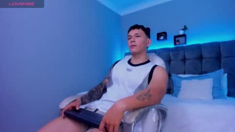 Snapshot of thomas_moon_ chatting on November 29, 1:47 pm Thomas online show from November 29, 1:47 pm