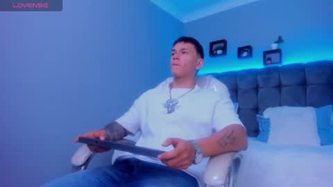 Snapshot of thomas_moon_ chatting on November 30, 2:10 pm Thomas online show from November 30, 2:10 pm