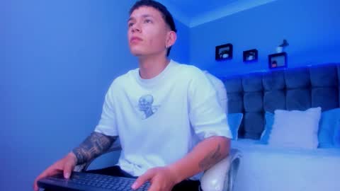 Snapshot of thomas_moon_ chatting on December 2, 10:31 am Thomas online show from December 2, 10:31 am