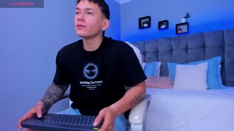 Snapshot of thomas_moon_ chatting on December 4, 2:04 pm Thomas online show from December 4, 2:04 pm