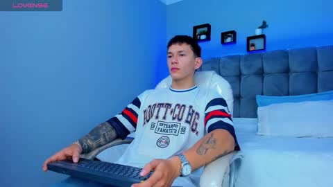 Snapshot of thomas_moon_ chatting on December 14, 12:54 pm Thomas online show from December 14, 12:54 pm