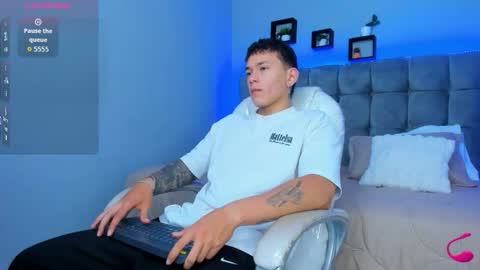 Snapshot of thomas_moon_ chatting on December 15, 12:31 pm Thomas online show from December 15, 12:31 pm