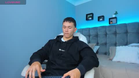 Snapshot of thomas_moon_ chatting on December 16, 12:54 pm Thomas online show from December 16, 12:54 pm