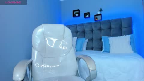 Snapshot of thomas_moon_ chatting on December 19, 10:55 am Thomas online show from December 19, 10:55 am