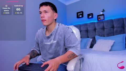 Snapshot of thomas_moon_ chatting on January 7, 12:51 pm Thomas online show from January 7, 12:51 pm