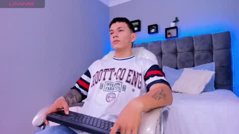 Snapshot of thomas_moon_ chatting on January 9, 12:41 pm Thomas online show from January 9, 12:41 pm