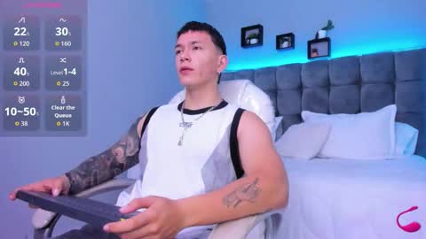 Snapshot of thomas_moon_ chatting on January 14, 12:44 pm Thomas online show from January 14, 12:44 pm