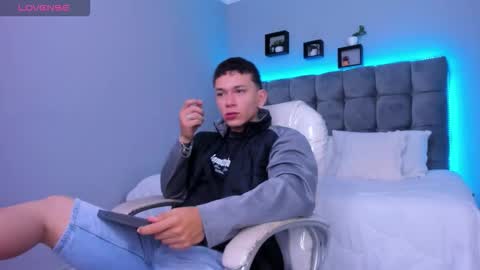 Snapshot of thomas_moon_ chatting on January 16, 1:04 pm Thomas online show from January 16, 1:04 pm