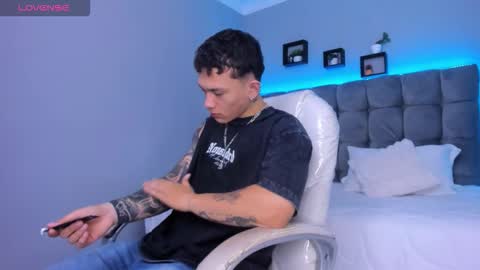 Snapshot of thomas_moon_ chatting on January 19, 11:58 am Thomas online show from January 19, 11:58 am