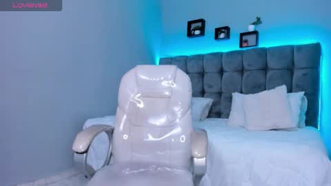 Snapshot of thomas_moon_ chatting on February 2, 11:53 am Thomas online show from February 2, 11:53 am