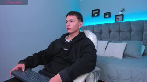 Snapshot of thomas_moon_ chatting on February 4, 12:11 pm Thomas online show from February 4, 12:11 pm