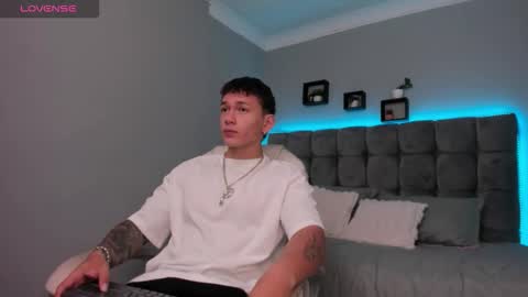 Snapshot of thomas_moon_ chatting on February 5, 11:59 am Thomas online show from February 5, 11:59 am