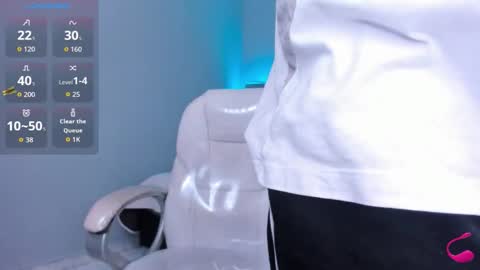 Snapshot of thomas_moon_ chatting on February 9, 12:42 pm Thomas online show from February 9, 12:42 pm