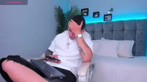 Snapshot of thomas_moon_ chatting on February 11, 12:32 pm Thomas online show from February 11, 12:32 pm