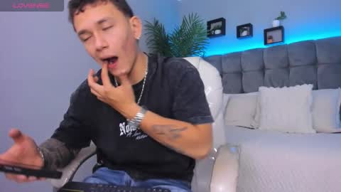 Snapshot of thomas_moon_ chatting on February 12, 1:39 pm Thomas online show from February 12, 1:39 pm