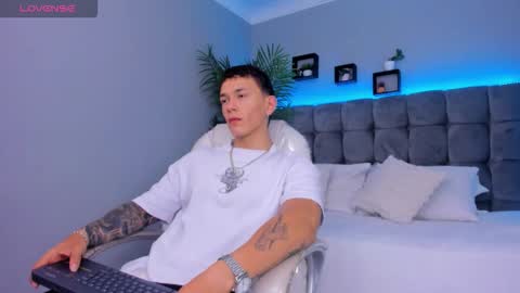 Snapshot of thomas_moon_ chatting on February 15, 1:31 pm Thomas online show from February 15, 1:31 pm