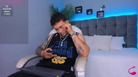 Snapshot of thomas_moon_ chatting on February 17, 12:12 pm Thomas online show from February 17, 12:12 pm