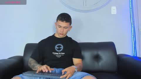 Snapshot of thomas_moon_ chatting on February 26, 1:32 pm Thomas online show from February 26, 1:32 pm