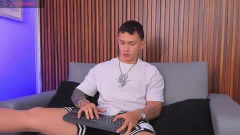 Snapshot of thomas_moon_ chatting on March 1, 2:19 pm Thomas online show from March 1, 2:19 pm