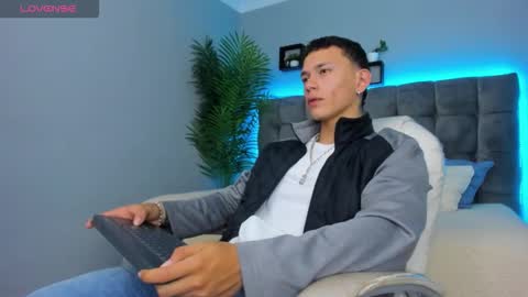 Snapshot of thomas_moon_ chatting on March 2, 1:18 pm Thomas online show from March 2, 1:18 pm