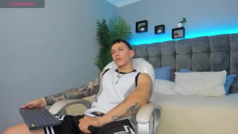 Snapshot of thomas_moon_ chatting on March 3, 2:01 pm Thomas online show from March 3, 2:01 pm