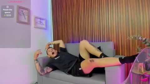 Snapshot of thomas_moon_ chatting on March 20, 12:54 pm Thomas online show from March 20, 12:54 pm