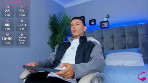 Snapshot of thomas_moon_ chatting on March 24, 12:32 pm Thomas online show from March 24, 12:32 pm