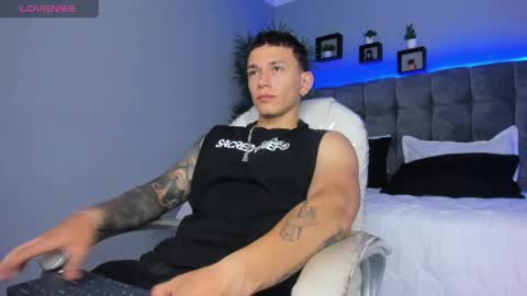 Snapshot of thomas_moon_ chatting on April 4, 1:41 pm Thomas online show from April 4, 1:41 pm