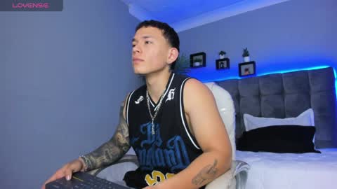 Snapshot of thomas_moon_ chatting on April 6, 11:55 am Thomas online show from April 6, 11:55 am