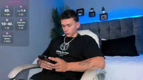 Snapshot of thomas_moon_ chatting on April 7, 12:27 pm Thomas online show from April 7, 12:27 pm