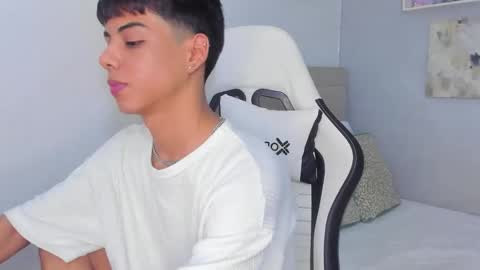 Snapshot of thomas_wild chatting on February 5, 6:29 am Thomas online show from February 5, 6:29 am