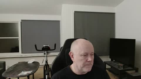 thomash32 online show from October 8, 9:23 pm