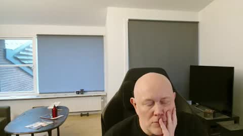 thomash32 online show from October 29, 3:25 pm