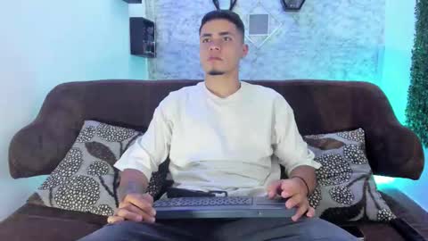 Snapshot of thomass_conor chatting on November 18, 6:12 pm thomass_conor online show from November 18, 6:12 pm