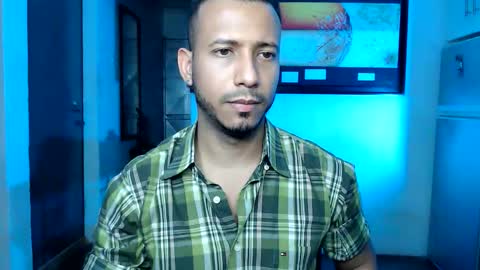 Snapshot of thommerxxx chatting on December 4, 4:22 am Thom online show from December 4, 4:22 am