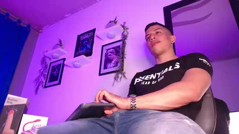 Snapshot of thomsevery_ chatting on December 24, 3:16 am Thoms Every online show from December 24, 3:16 am