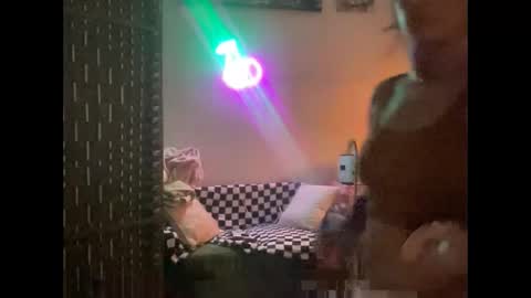 Snapshot of throatyygoat chatting on November 30, 2:37 am throatyygoat online show from November 30, 2:37 am