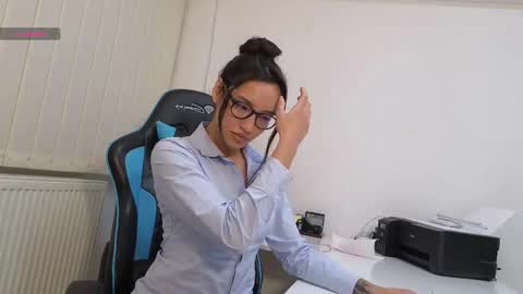 Snapshot of tia_j chatting on January 19, 2:43 pm tia_j online show from January 19, 2:43 pm