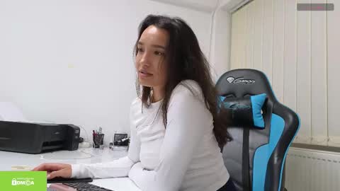 Snapshot of tia_j chatting on February 3, 6:02 pm tia_j online show from February 3, 6:02 pm