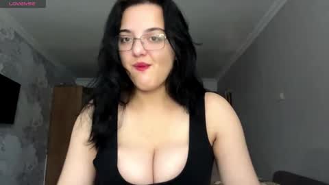 Snapshot of tiameakin chatting on November 16, 10:32 am Mary online show from November 16, 10:32 am