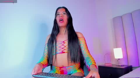 Snapshot of tiana_cinnamon chatting on December 4, 2:53 am TIANA online show from December 4, 2:53 am