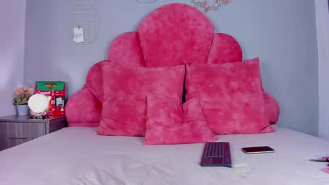 Snapshot of tiana_cinnamon chatting on December 24, 4:11 am TIANA online show from December 24, 4:11 am