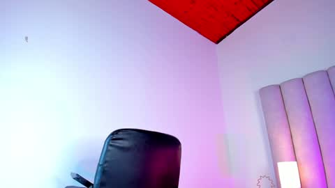 Snapshot of tiana_cinnamon chatting on December 31, 7:53 am TIANA online show from December 31, 7:53 am